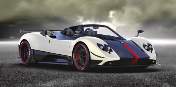 Задвижването в лицето на двигателя AMG V12 среща страхотен съюзник в лицето на желанието да се кара без покрив.